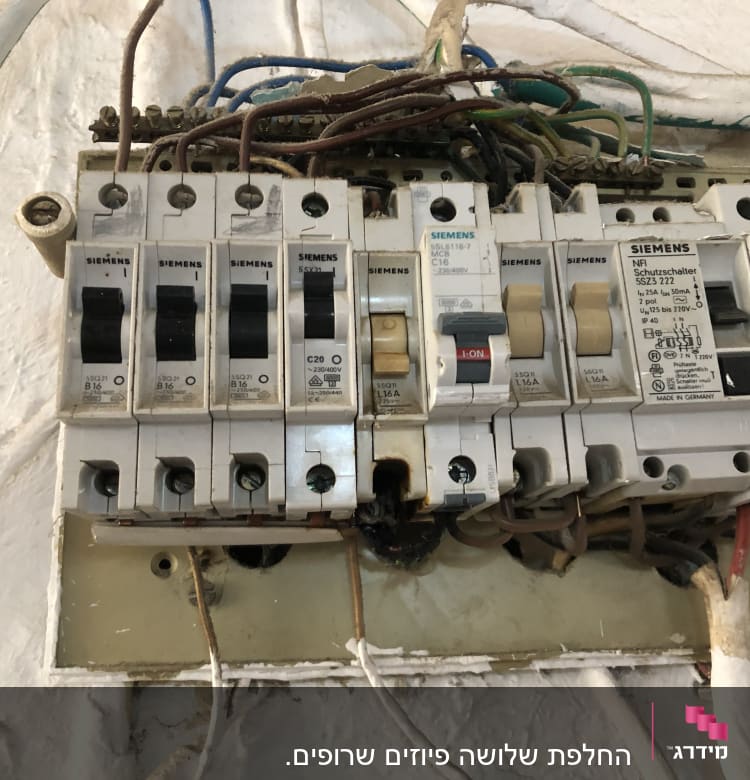 לוח חשמל עם מפסקים וחוטים חשמליים